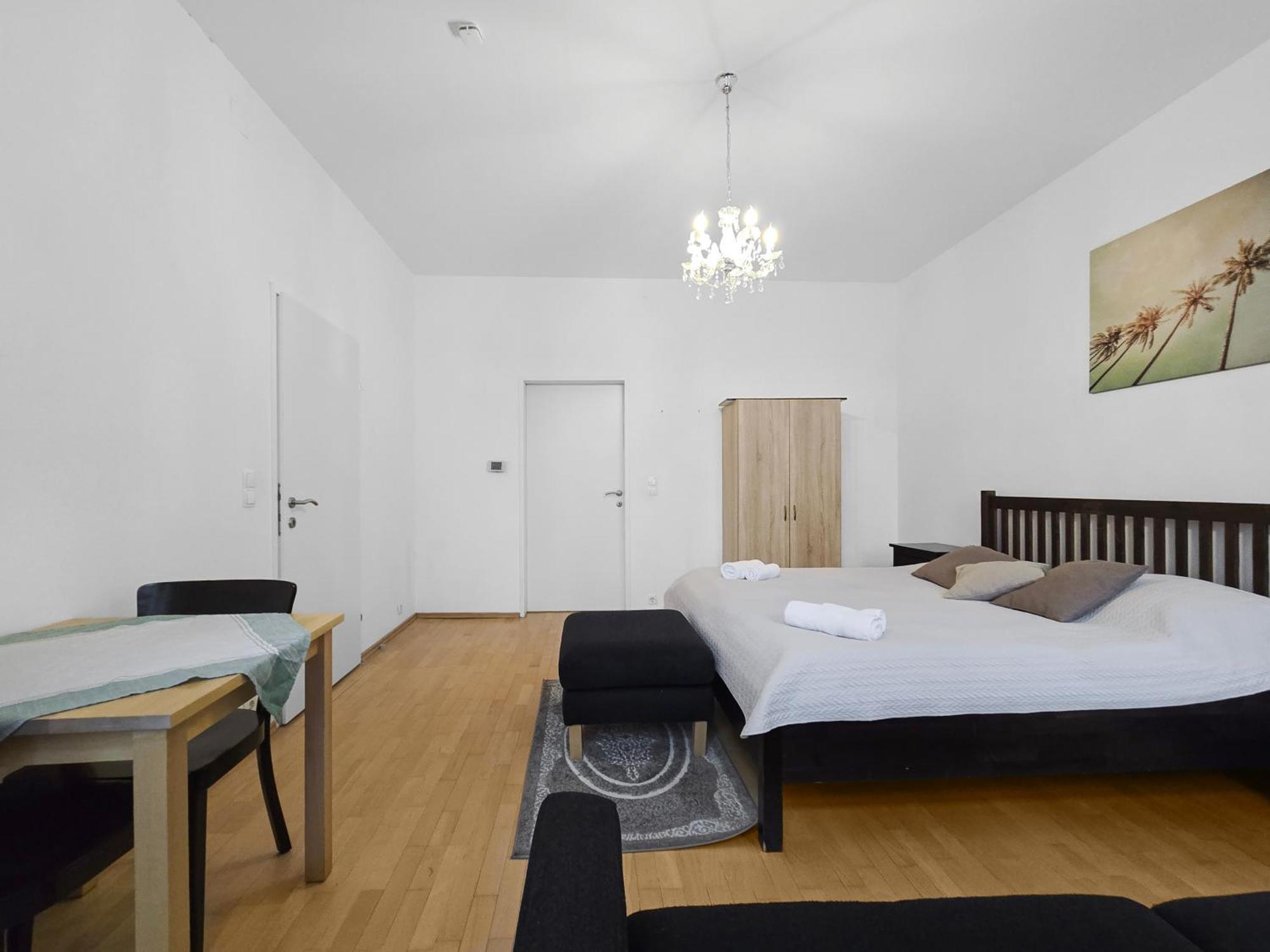 Three King-Size Beds, Three Bedrooms Вена Экстерьер фото